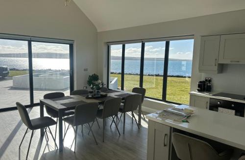Liscannor House | Spectacular ocean views & minutes to Cliffs- Clahane Shore Lodge