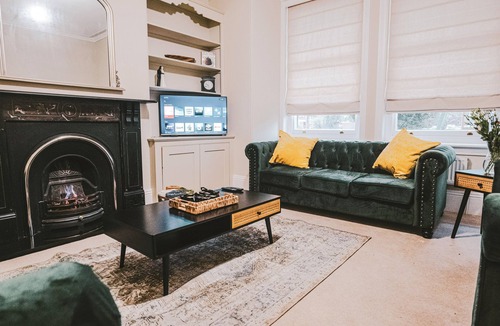 Gloucester House | St. Michael's Town House - Elegant and Large home in the Heart of Gloucester
