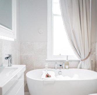 Gloucester House | St Michaels Town House - Elegant and Large Holiday Home in the Heart of Gloucester