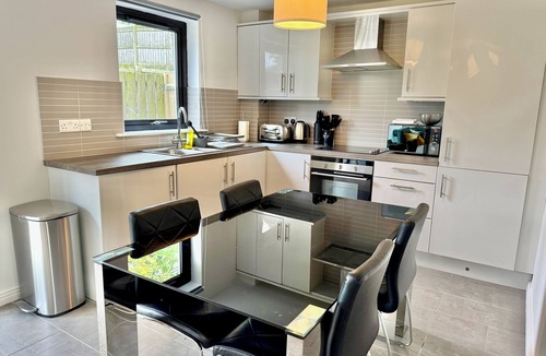 Dundonald Apartment | Stormont - Stunning 2 King Bedroom Apartment with Patio