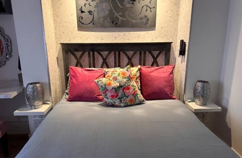 Soho Apartment | Studio/Deluxe double room with shower/2