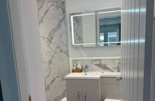 Rosyth Apartment | Studio Sleeps 2 with Parking and Garden