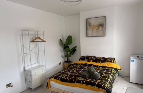 Selhurst Apartment | Studio Sleeps 2 with Air Conditioning