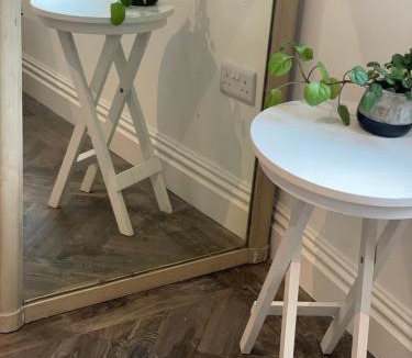 Coombe Hill Apartment | Studio with kitchen nestled lovely wooded cul du sac
