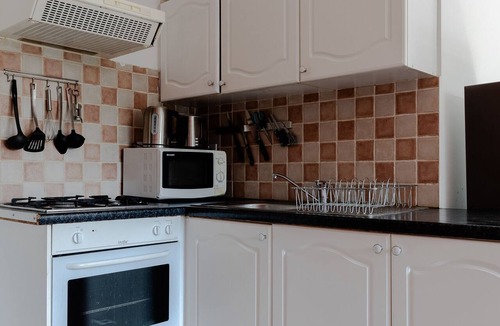 Earl's Court Apartment | Stunning 1BR with Garden View in Earls Court