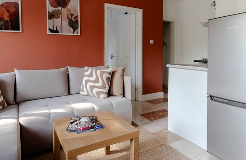 Earl's Court Apartment | Stunning 1BR with Garden View in Earls Court