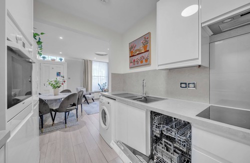 Chelsea Apartment | Stunning 2 bed townhouse in Chelsea on ground floor/private entrance