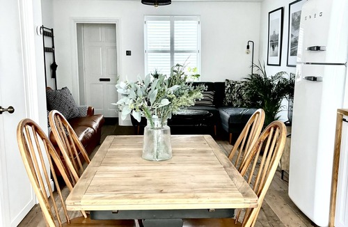 Kemptown Cottage | Stunning 3 bedroom & 2 bathroom cottage with patio