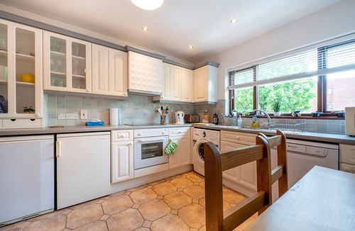 Queens Quarter Apartment | Stunning 3 BR Apt Leafy South Belfast with Lots Nearby - Pass the Keys