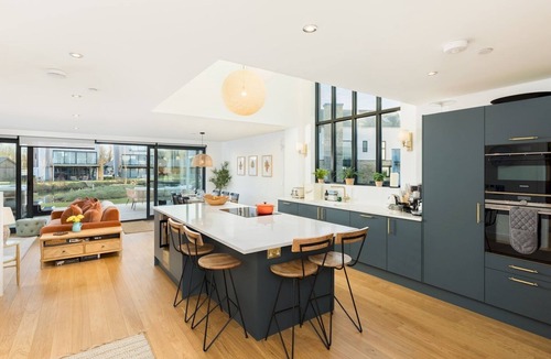 Cirencester House | Stunning 5 bedroom lake-house | hot tub | views - Pass the Keys