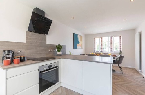 Cheltenham House | Stunning 6-Bed Home in Cheltenham with Hot Tub