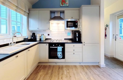 Filey Cottage | Stunning Coastal Beach House - Sleeping 4 in 2 Bedrooms - Pool and Beach Access Included.