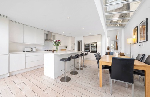 The Lane House | Stunning fully furnished 4 bedroom house in Peckam with patio/garden sleeps 8