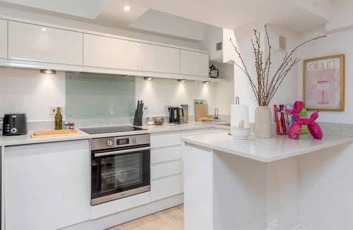 Leamington Spa Villa | Stunning Townhouse & Basement in Leamington Spa