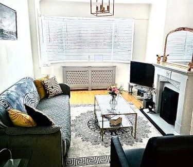 Lewisham House | Stunning Modern Cozy 5 star 3 bedroom house-Free Parking Greater London Metro Stations hosted by Tony