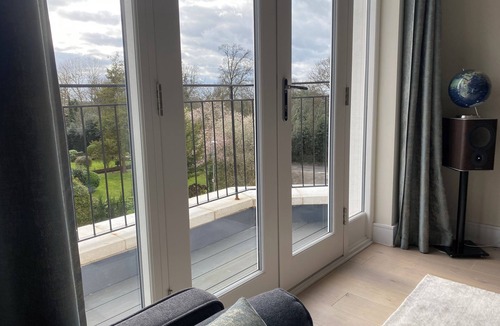 Surbiton Hill Apartment | Stunning One Bedroom Luxury Apartment 5 min from Station