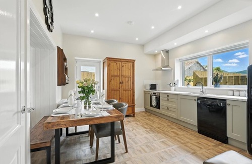Newcastle Cottage | Stunning restored granite cottage in centre of Newcastle close to beaches etc