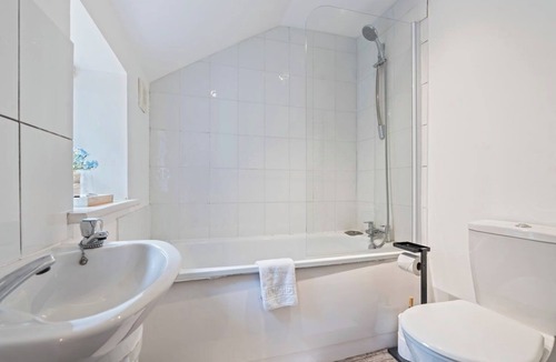 West Molesey Apartment | Stylish 1-Bed Near Hampton Court Place - Sleeps 4