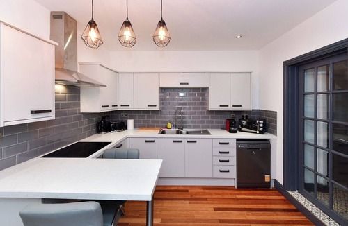 Gabalfa House | Stylish 2-Bed Close to City & Heath Hospital - Pass the Keys