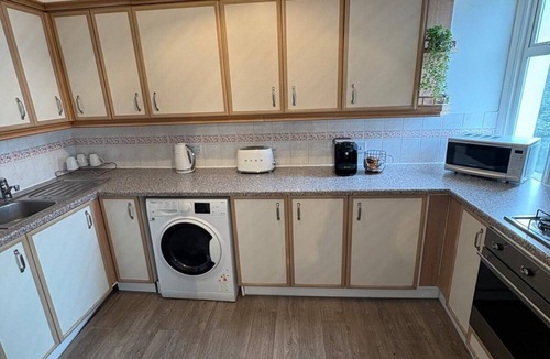 Highbury West Apartment | Stylish 2BR - 1 Min to Emirates - 4 Min to Underground - Sleeps 6