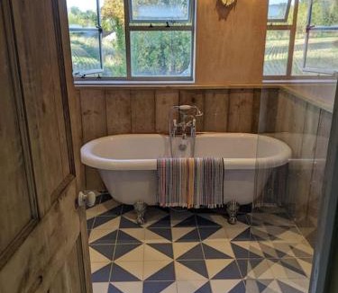 Temple Guiting House | Stylish 3 bed Cotswold cottage with stunning views