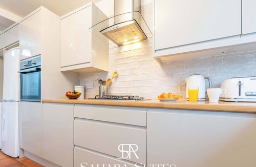 Newport Apartment | Stylish 3Bed Newport Home - Sleeps 07 - Parking