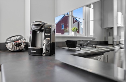 Quedgeley House | Stylish 4 bed townhouse in Gloucester with 2 parking spaces + superfast Wi-Fi