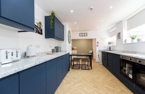 Darlington House | Stylish 6BR | 6 En-Suite Baths | Darlington
