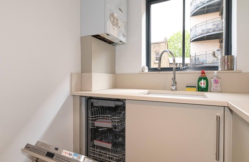 Riverside Apartment | Stylish Dockside Flat Near Tower Bridge - Pass the Keys