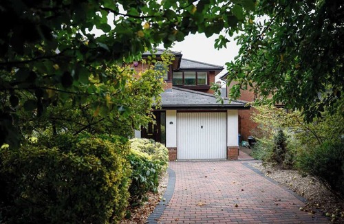 Penylan House | Stylish Family Home Close To City Centre + Parking