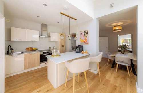 Headington House | Stylish Newly Renovated 3 Bedroom House with Parking - Shark View