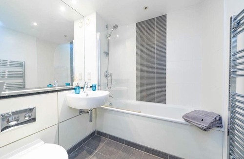Shadwell Apartment | stylish one bedroom apartment close to the city of London
