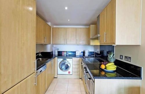 Kennington Apartment | Stylish Riverside Escape | Elegant 2-Bed Flat at St George’s Wharf