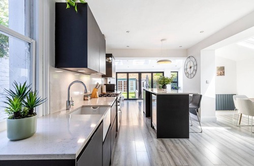 Ravenscourt Park Apartment | Stylish Stamford Brook Garden Home