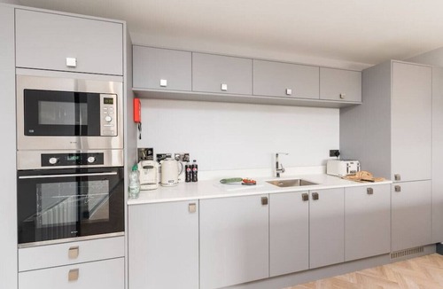 Penarth Condo | Superior 2 Bed 2 Bath Apt with Parking and Gym