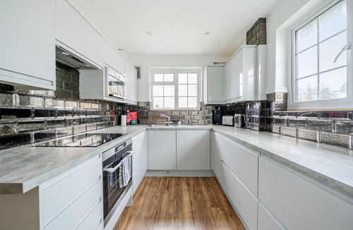 Weybridge Apartment | Surrey's Charming Modern Maisonette with Parking - Pass the Keys