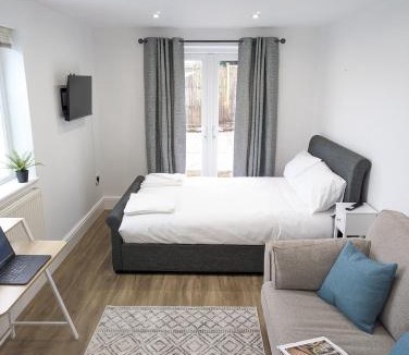 Cyncoed Apartment | Swan Lake Lodge & free parking