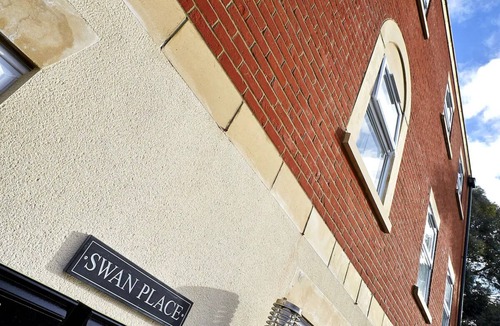 Swindon Apartment | Swan Place 1 Bedroom | Relaxing Apartment Close to Historic Downtown