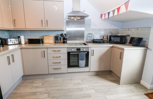 Dinas Dinlle Cottage | SWN Y MOR, family friendly, with hot tub in Dinas Dinlle