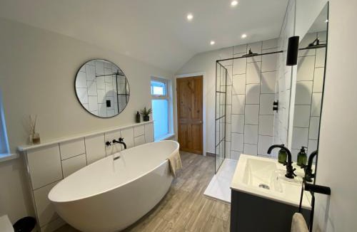 Grangetown House | TAFFS MEAD HOUSE Central City Location, nr Stadium, Family Friendly!
