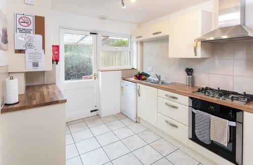 Horfield House | Terrace | Parking | Great for Couples | Sleeps 7