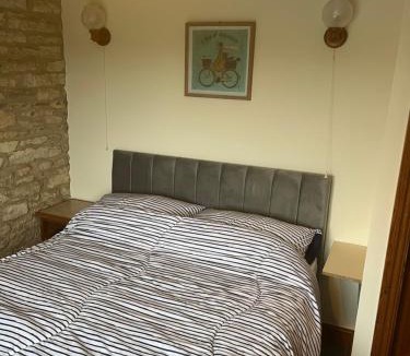 Cirencester House | Thames Cottage, Old Mill Farm, Cotswold Water Park