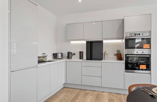 Staines Apartment | Thamesview | Heathrow | 2 Bed