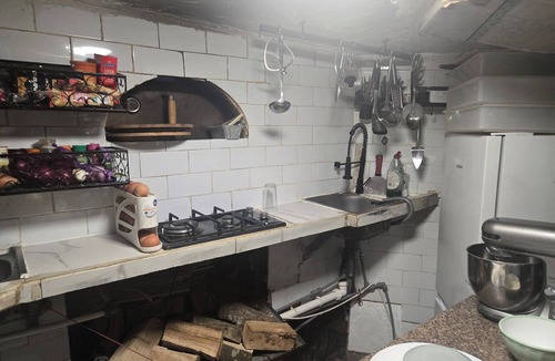 Golborne Boat Rental | The Arthur: A Stylish London Houseboat Experience