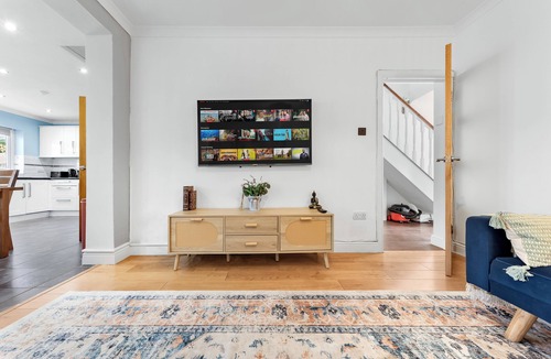 Harlington House | The Aviator-4BR-2 Bath-Heathrow-Parking-Spacious&Family Friendly