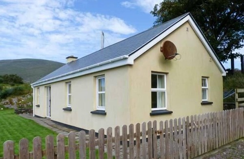 Ballycarnahan Cottage | THE BAY, pet friendly, with open fire in Caherdaniel, County Kerry