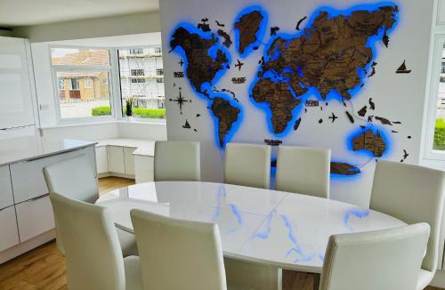 Worthing House | The Beach House Worthing 5 Bedrooms 3 Bathrooms Hot Tub BBQ