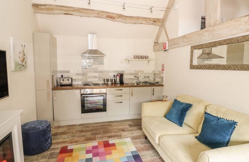 Tiddington Cottage | THE BOLT HOLE, with a garden in Tiddington