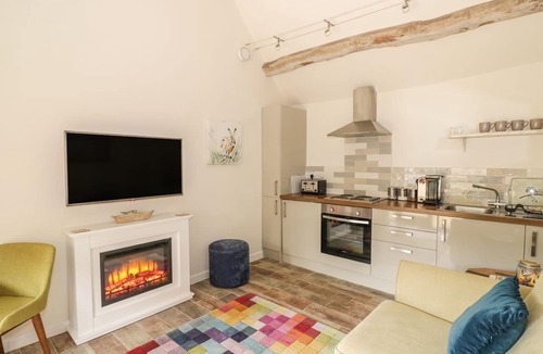 Tiddington Cottage | THE BOLT HOLE, with a garden in Tiddington