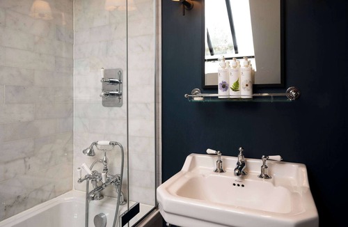 Henley Bed & Breakfast | The Bottle & Glass Inn – Garden View Room 1